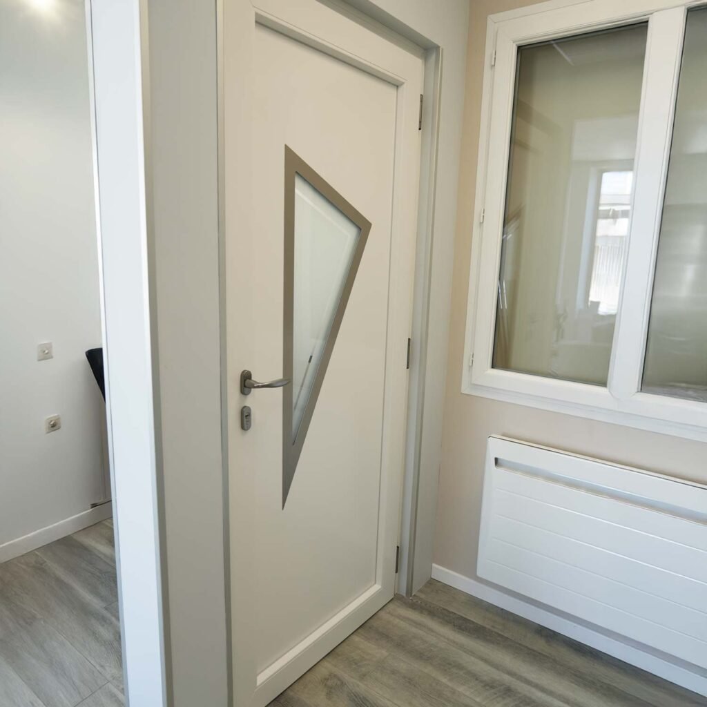 Personnalisation et finitions pour une porte unique
